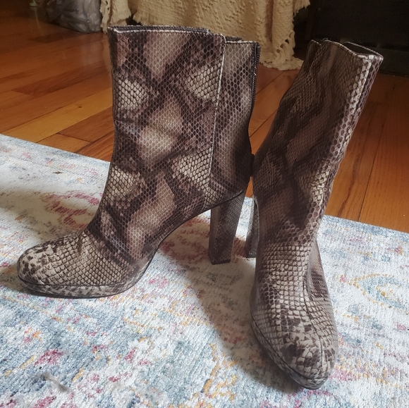 Stuart Weitzman Snakeskin Print Leather Boot - Picture 2 of 6